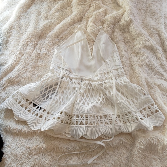 NEW Kendall & Kylie white  cut-out pattern top - Picture 2 of 2
